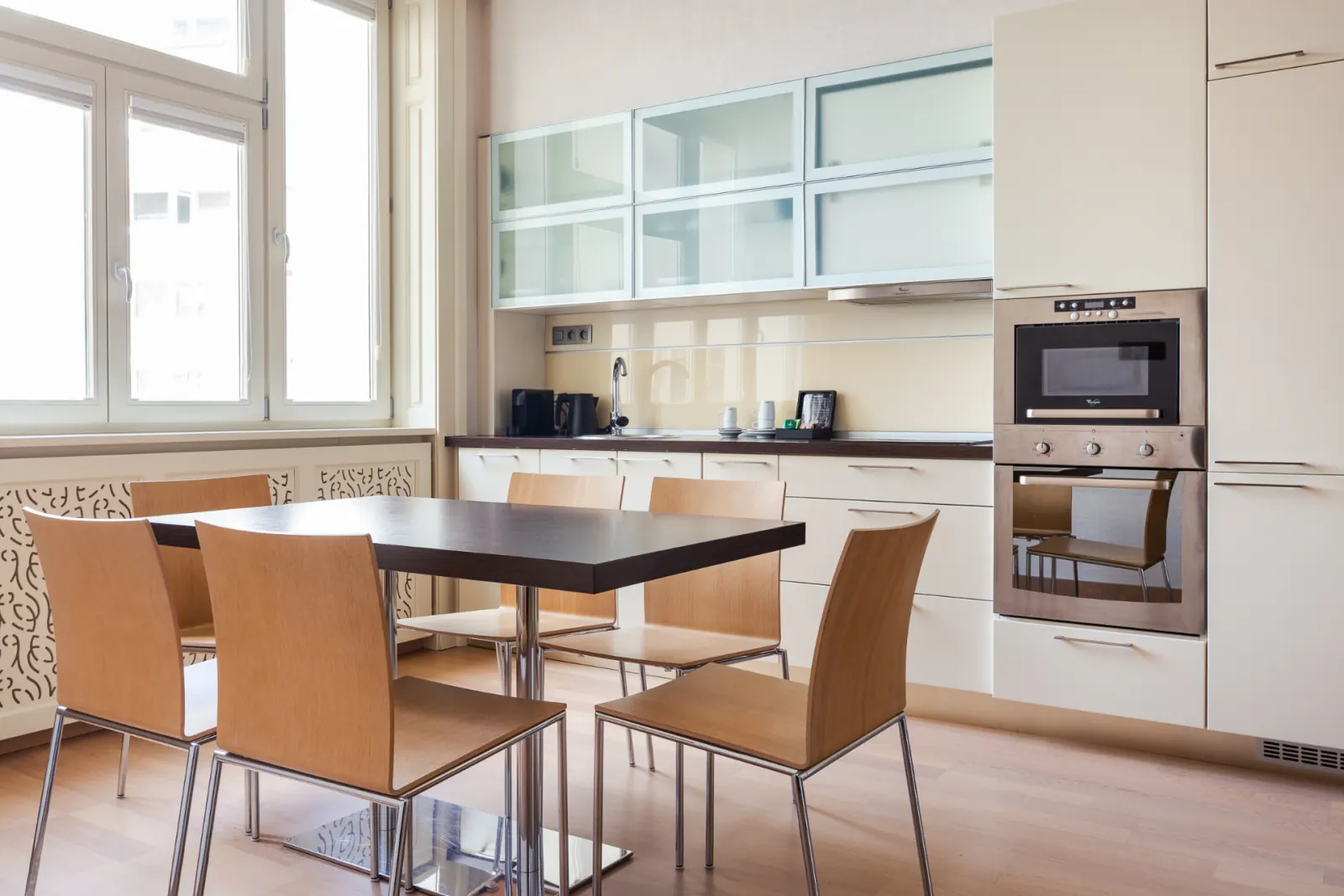 Deluxe Suite dining area with full kitchenette, oven and table for four