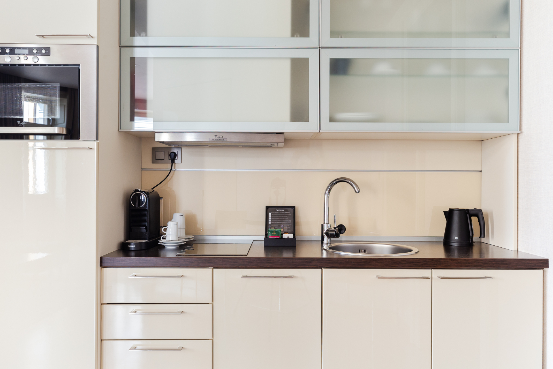 Deluxe Suite kitchenette with Nespresso, induction hob, sink and upper cabinets