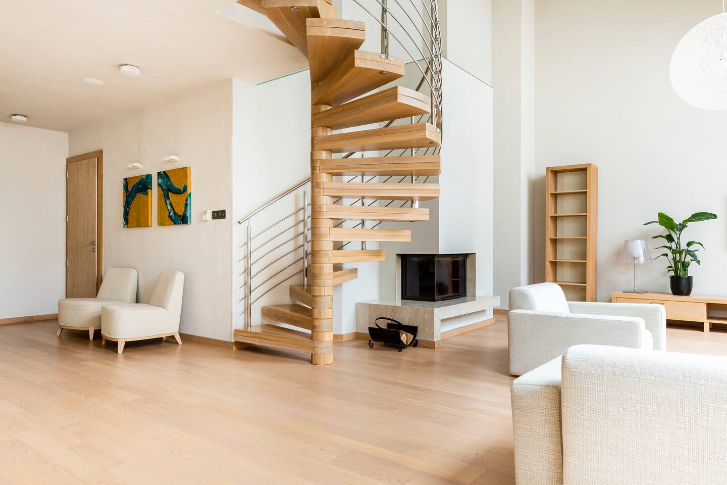 Sculptural spiral staircase in a Roset maisonette apartment
